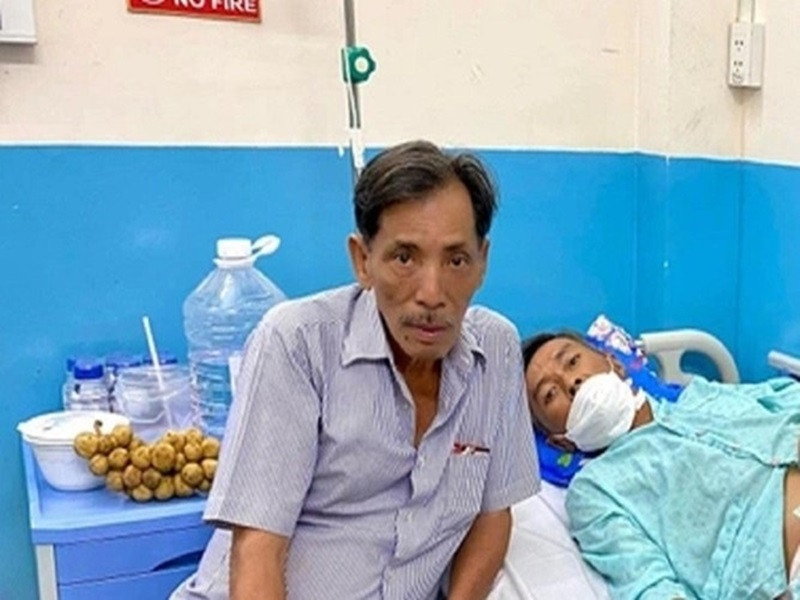 Cuối tháng 8/2022, Thương Tín đã lên đường đi đóng phim tại Hà Tĩnh. Ông nhận cát sê 20 triệu. Trong quá trình Thương Tín đóng phim, có người quen đi theo để chăm sóc. Tuy nhiên, sau khi hoàn thành xong vai diễn, Thương Tín bị yếu chân, phải đi điều trị châm cứu phục hồi chức năng ở quê nhà Phan Rang. Ảnh: Arttimes