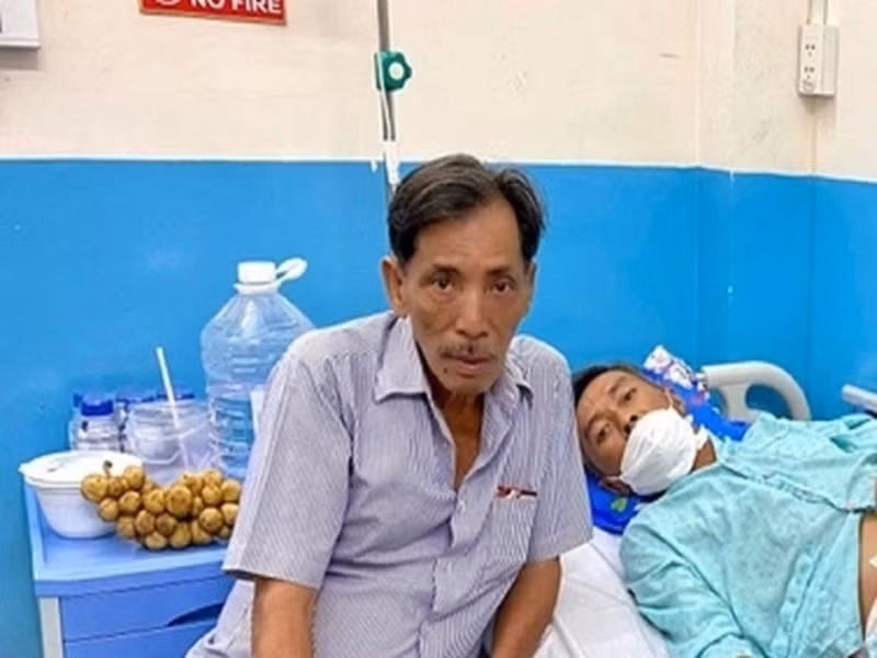 Cuối tháng 8/2022, Thương Tín đã lên đường đi đóng phim tại Hà Tĩnh. Ông nhận cát sê 20 triệu. Trong quá trình Thương Tín đóng phim, có người quen đi theo để chăm sóc. Tuy nhiên, sau khi hoàn thành xong vai diễn, Thương Tín bị yếu chân, phải đi điều trị châm cứu phục hồi chức năng ở quê nhà Phan Rang. Ảnh: Arttimes