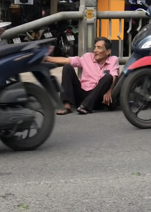 Mới đây, cư dân mạng lan truyền hình ảnh Thương Tín ngồi bệt giữa đường, gương mặt thất thần. Một số người đặt nghi vấn ông đi lang thang. Ảnh: Người lao động