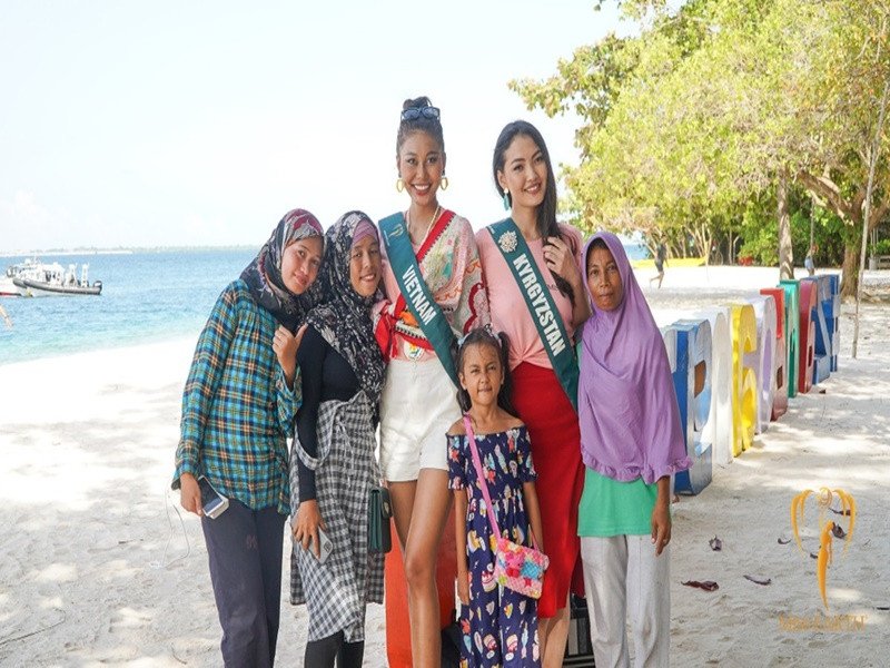 Thu Thảo cùng các thí sinh tham gia những phần thi phụ, hoạt động bên lề. Ảnh: Zing