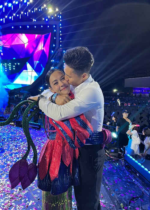 Ngọc Mai chia sẻ trong cuộc phỏng vấn với Zing, cô và Quốc Nghiệp bắt đầu để ý đến nhau khi chụp chung ảnh ở Hàn Quốc. Có một tấm, khuôn mặt cả hai nhìn rất giống nhau.