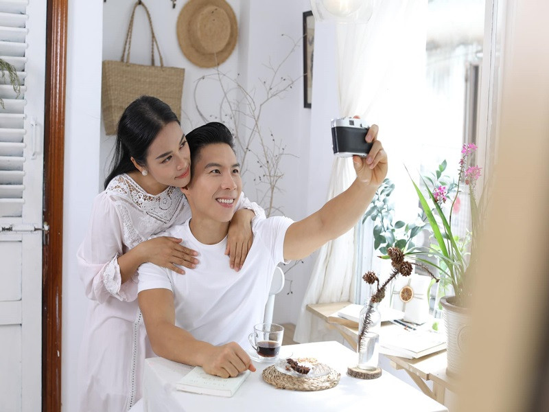 Tuy nhiên, đằng sau sự nghiêm nghị, cầu toàn là một Quốc Nghiệp khá hài hước. Mỗi khi ở bên Quốc Nghiệp, Ngọc Mai luôn bật cười vì những trò vui của người bạn đời.