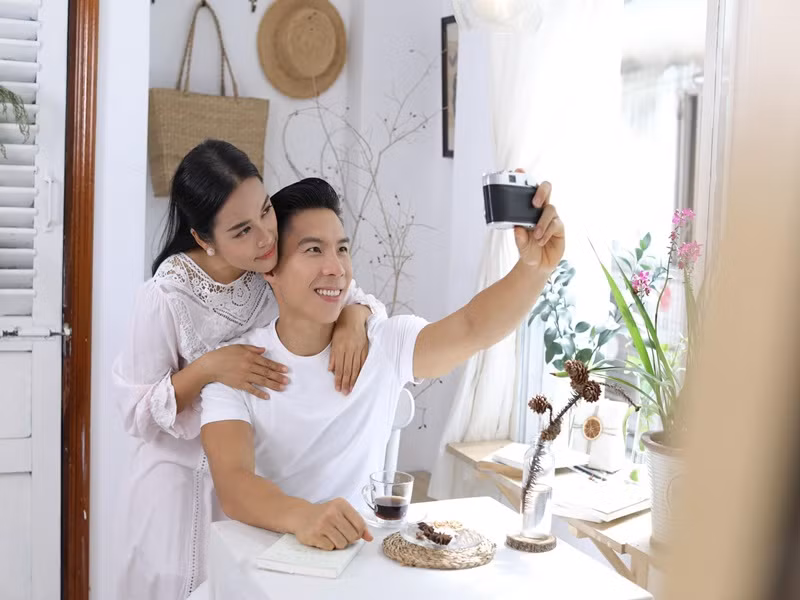 Tuy nhiên, đằng sau sự nghiêm nghị, cầu toàn là một Quốc Nghiệp khá hài hước. Mỗi khi ở bên Quốc Nghiệp, Ngọc Mai luôn bật cười vì những trò vui của người bạn đời.