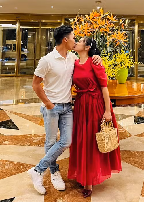 Trong mắt Ngọc Mai, Quốc Nghiệp rất vụng nói nhưng sống chân phương và chân tình. Tuy nhiên, mỗi khi đưa ra quyết định nào đó, anh lại là người đĩnh đạc và lý trí.