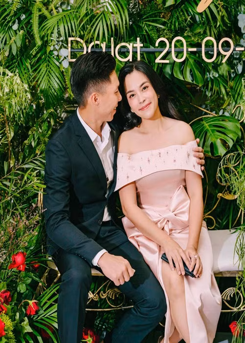 Phía Quốc Nghiệp ít nói, luôn giữ khoảng cách với các cô gái. Do thích nhóm Mặt trời mới - nhóm của Ngọc Mai vì mọi người dễ thương, nói chuyện hòa đồng nên anh hay đi chung và ăn chung. Ngọc Mai và Quốc Nghiệp dần thân quen và bắt đầu nảy sinh tình cảm.