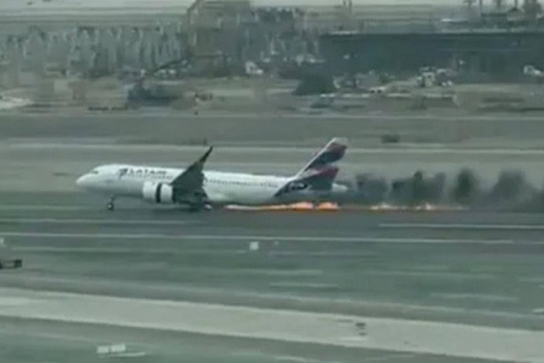Video: Máy bay chở 108 người đâm xe cứu hoả trên đường băng Video: May bay cho 108 nguoi dam xe cuu hoa tren duong bang