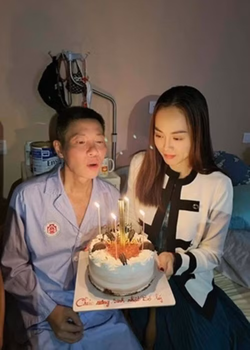 “Thời điểm đó mình và anh quản lý giấu bệnh tình của anh Lý! Bởi, anh Lý và không muốn mọi người náo loạn thông tin. Anh chỉ muốn có những vai diễn để mọi người luôn nhớ đến”, Ngọc Hà cho biết. Ảnh: FBNV