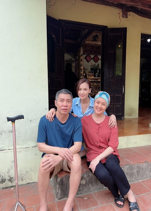 Đóng chung với Công Lý, Vân Dung chia sẻ: "Tôi thật sự rất hồi hộp xem Lý quay trở lại phim trường thì anh ấy sẽ thế nào, anh ấy có làm được không? Chúng tôi có còn tung hứng được với nhau như ngày xưa không? Thế nhưng khi đến đây, tôi thấy là cả một sự nỗ lực rất lớn của anh. Ở nhà anh phải có một ý chí rất quyết tâm, phải tập luyện rất nhiều để hôm nay anh ấy ra phim trường, anh ấy nói được, anh ấy làm được và anh tung hứng được với tôi như thế là tôi vui lắm”. Ảnh: Tiền Phong