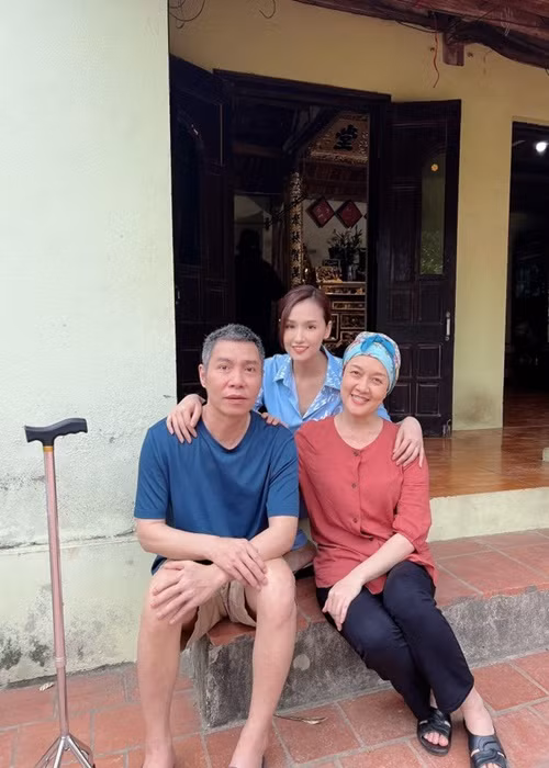 Đóng chung với Công Lý, Vân Dung chia sẻ: "Tôi thật sự rất hồi hộp xem Lý quay trở lại phim trường thì anh ấy sẽ thế nào, anh ấy có làm được không? Chúng tôi có còn tung hứng được với nhau như ngày xưa không? Thế nhưng khi đến đây, tôi thấy là cả một sự nỗ lực rất lớn của anh. Ở nhà anh phải có một ý chí rất quyết tâm, phải tập luyện rất nhiều để hôm nay anh ấy ra phim trường, anh ấy nói được, anh ấy làm được và anh tung hứng được với tôi như thế là tôi vui lắm”. Ảnh: Tiền Phong