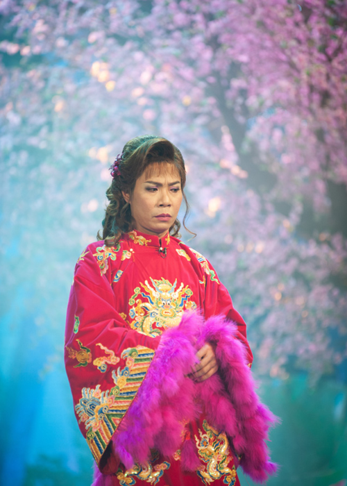 Thời điểm cuối năm 2021 và đầu năm 2022, Công Lý từ chối tham gia Táo Quân 2022. Ngọc Hà từng tiết lộ lý do đằng sau quyết định của chồng: “Anh Lý là một nghệ sĩ luôn tự trọng. Ngay khi ốm đau, khó khăn anh cũng luôn muốn giấu, né tránh để không ai biết, không ai hay. Anh rất vui, vì biết sẽ được tham gia chương trình. Nhưng sự tự trọng một người nghệ sĩ nên anh đành phải từ chối. Bởi, diễn không thăng hoa thì người nghệ sĩ cũng không sướng. Hơn hết, diễn không tốt sẽ làm phiền đến ê-kíp, kéo theo sự hụt hẫng của khán giả. Vì vậy, anh phải nuốt nước mắt vào trong để rút lui”. Ảnh: VFC