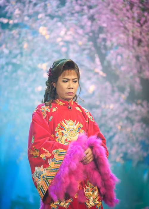 Thời điểm cuối năm 2021 và đầu năm 2022, Công Lý từ chối tham gia Táo Quân 2022. Ngọc Hà từng tiết lộ lý do đằng sau quyết định của chồng: “Anh Lý là một nghệ sĩ luôn tự trọng. Ngay khi ốm đau, khó khăn anh cũng luôn muốn giấu, né tránh để không ai biết, không ai hay. Anh rất vui, vì biết sẽ được tham gia chương trình. Nhưng sự tự trọng một người nghệ sĩ nên anh đành phải từ chối. Bởi, diễn không thăng hoa thì người nghệ sĩ cũng không sướng. Hơn hết, diễn không tốt sẽ làm phiền đến ê-kíp, kéo theo sự hụt hẫng của khán giả. Vì vậy, anh phải nuốt nước mắt vào trong để rút lui”. Ảnh: VFC