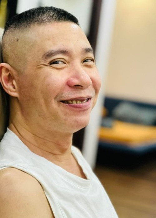 Bà xã của nghệ sĩ Công Lý chia sẻ thêm: "Anh Lý trở lại đi làm nghe có vẻ thật lớn lao nhưng thực tế chỉ là sự chuyển mình cho sự hồi phục sức khoẻ anh tốt hơn. Và hơn cả, đó là sự yêu mến mà ê-kíp đoàn làm phim, đạo diễn - người bạn thân luôn dành cho anh”. Ảnh: FBNV