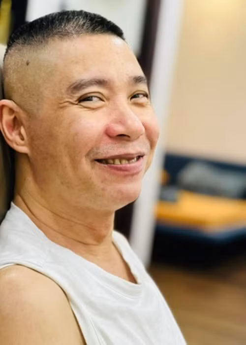 Bà xã của nghệ sĩ Công Lý chia sẻ thêm: "Anh Lý trở lại đi làm nghe có vẻ thật lớn lao nhưng thực tế chỉ là sự chuyển mình cho sự hồi phục sức khoẻ anh tốt hơn. Và hơn cả, đó là sự yêu mến mà ê-kíp đoàn làm phim, đạo diễn - người bạn thân luôn dành cho anh”. Ảnh: FBNV