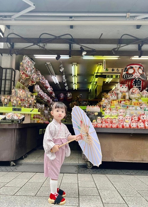 Con gái Đông Nhi diện trang phục truyền thống của Nhật Bản.