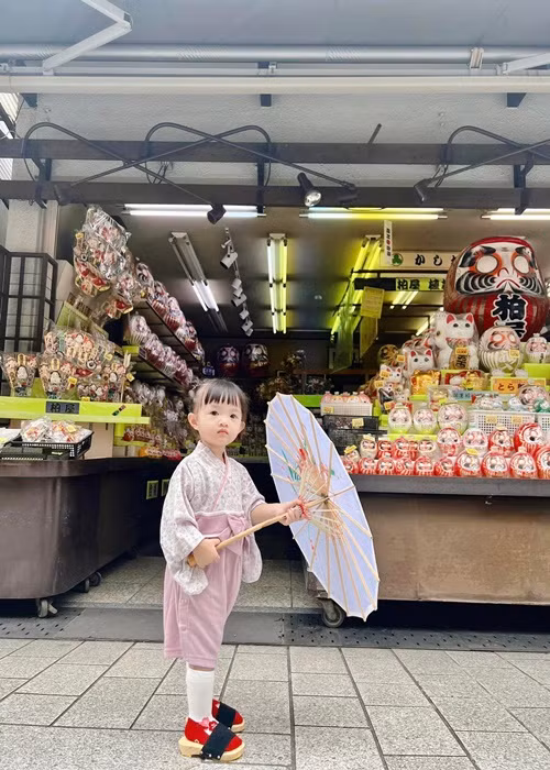 Con gái Đông Nhi diện trang phục truyền thống của Nhật Bản.