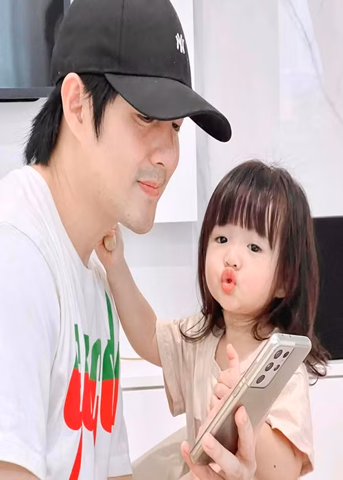 Nhóc tì nhà Ông Cao Thắng sở hữu đôi mắt to tròn dễ thương, làn da trắng.