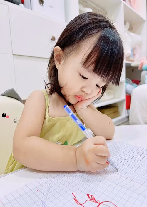 Vợ chồng Đông Nhi đăng tải khoảnh khắc con gái vẽ nguệch ngoạc.