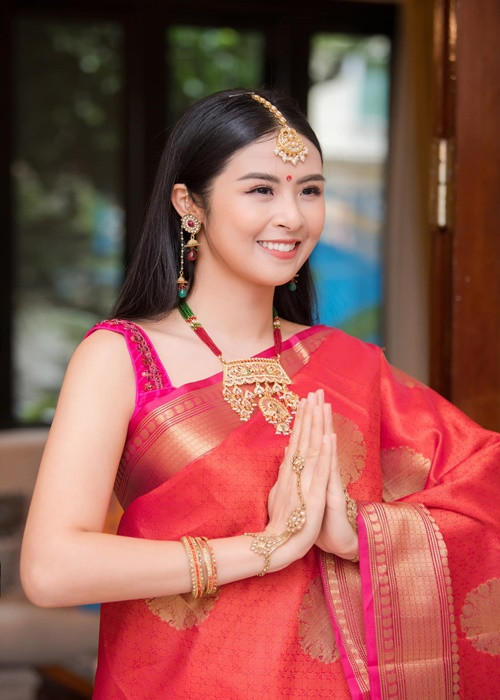 Người đẹp rất thận trọng trong việc chuẩn bị váy áo và xây dựng hình ảnh của mình trong mắt công chúng.