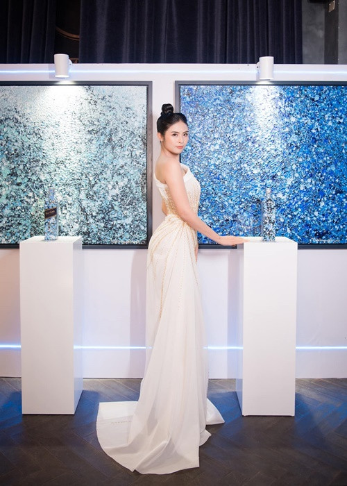 Bản thân là nhà thiết kế áo dài, cô thường lựa chọn các trang phục của nhà thiết kế trong nước vì muốn ủng hộ cho thời trang Việt Nam.