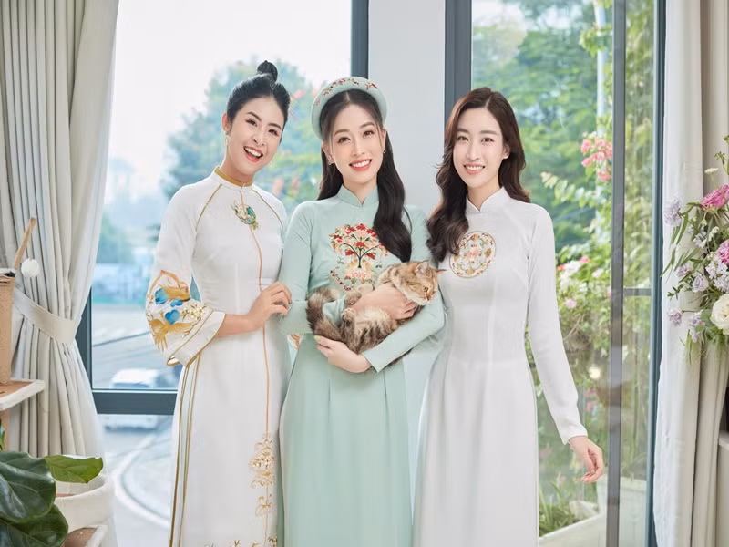 Gần đây, nàng hậu thiết kế áo dài cưới cho Mỹ Linh và Phương Nga.