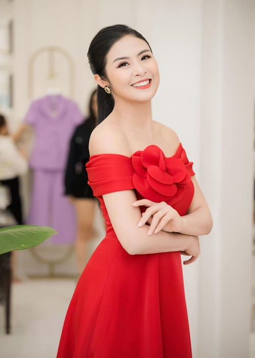 Nàng hậu gần như không không sử dụng hàng hiệu khi tham gia sự kiện.