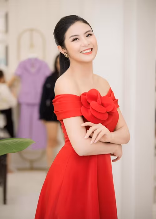 Nàng hậu gần như không không sử dụng hàng hiệu khi tham gia sự kiện.