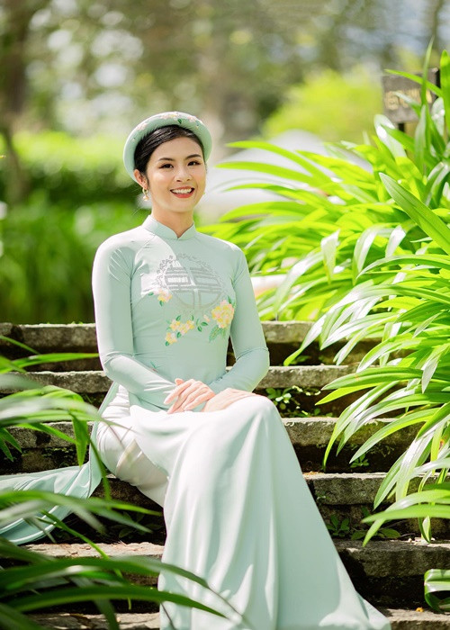 Trang phục gắn liền với Hoa hậu Việt Nam 2010 là áo dài.