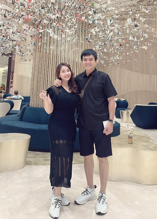 Cao Minh Đạt từng chia sẻ, mỗi khi đóng phim, có video hay hình ảnh thú vị, anh đưa Thanh Trúc để cô chọn lọc rồi đăng lên trang cá nhân. Ảnh: FBNV