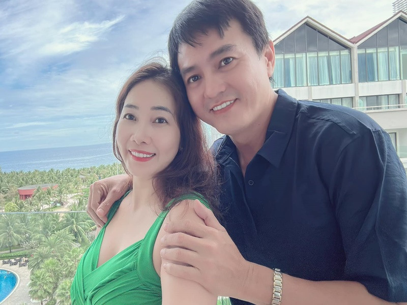 Bà xã Cao Minh Đạt không bao giờ ghen tuông khi nam diễn viên đóng cảnh thân mật với bạn diễn, chủ yếu vì tin tưởng anh. Ảnh: FBNV