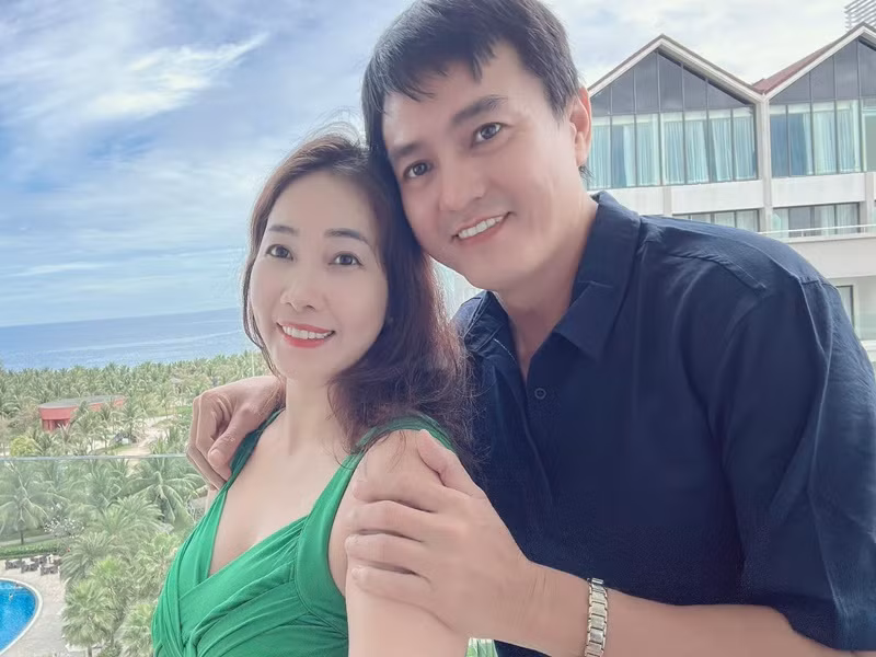 Bà xã Cao Minh Đạt không bao giờ ghen tuông khi nam diễn viên đóng cảnh thân mật với bạn diễn, chủ yếu vì tin tưởng anh. Ảnh: FBNV