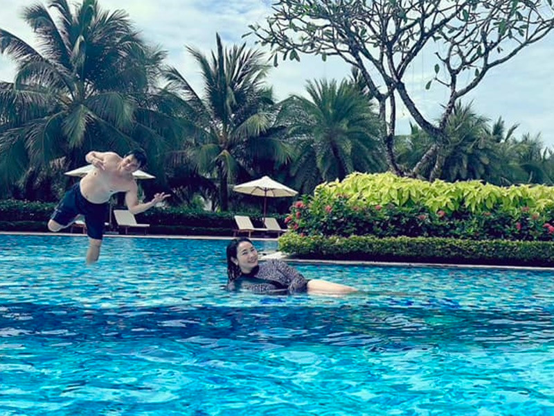 "Vợ đang chụp mà vô phá", Thanh Trúc viết trên trang cá nhân. Ảnh: FBNV