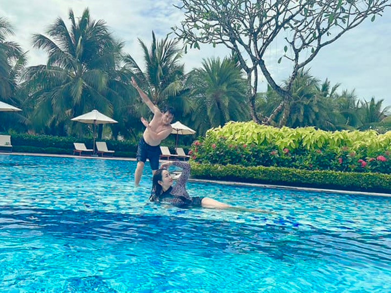 Trong loạt ảnh mới, bà xã Cao Minh Đạt liên tục bị chồng “phá bĩnh” khi chụp ảnh trong bể bơi. Ảnh: FBNV