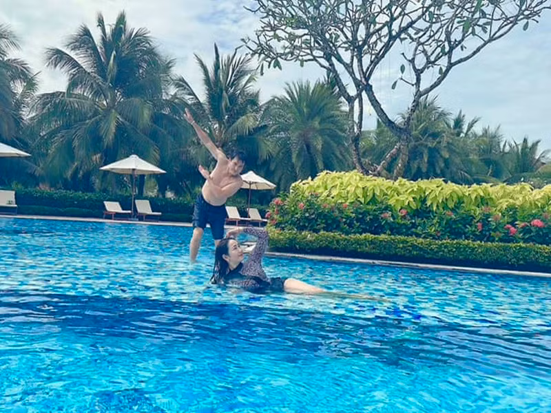 Trong loạt ảnh mới, bà xã Cao Minh Đạt liên tục bị chồng “phá bĩnh” khi chụp ảnh trong bể bơi. Ảnh: FBNV