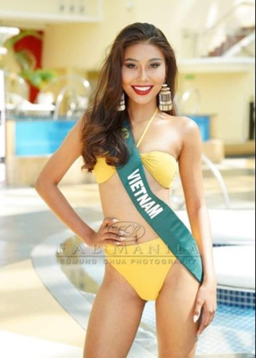 Mới đây, các thí sinh của cuộc thi Miss Earth 2022 - Hoa hậu Trái đất 2022 có buổi ra mắt truyền thông tại Manila, Philippines. Đại diện Việt Nam Thạch Thu Thảo có phần giới thiệu bản thân bằng tiếng Anh khá ấp úng. Ảnh: Zing