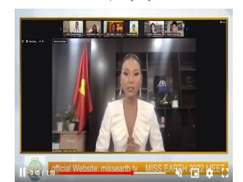 Trước đó, ở phần thi online với ban tổ chức, Thu Thảo giới thiệu tên tuổi, quê quán, ngành học và thành tích á hậu bằng tiếng Anh. Sau đó, cô dùng tiếng Việt chia sẻ về sếu đầu đỏ rồi nhờ phiên dịch viên. Ảnh: Vietnamnet