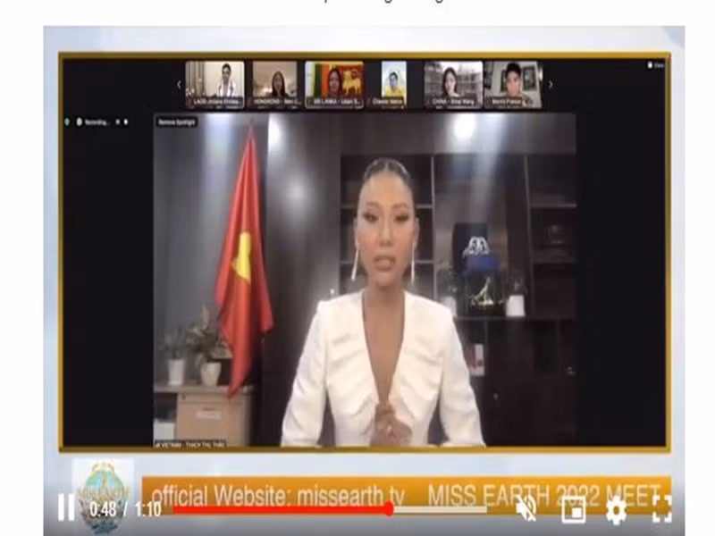 Trước đó, ở phần thi online với ban tổ chức, Thu Thảo giới thiệu tên tuổi, quê quán, ngành học và thành tích á hậu bằng tiếng Anh. Sau đó, cô dùng tiếng Việt chia sẻ về sếu đầu đỏ rồi nhờ phiên dịch viên. Ảnh: Vietnamnet