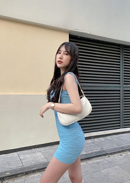 Phương Anh khéo chọn trang phục tôn vóc dáng nuột nà.