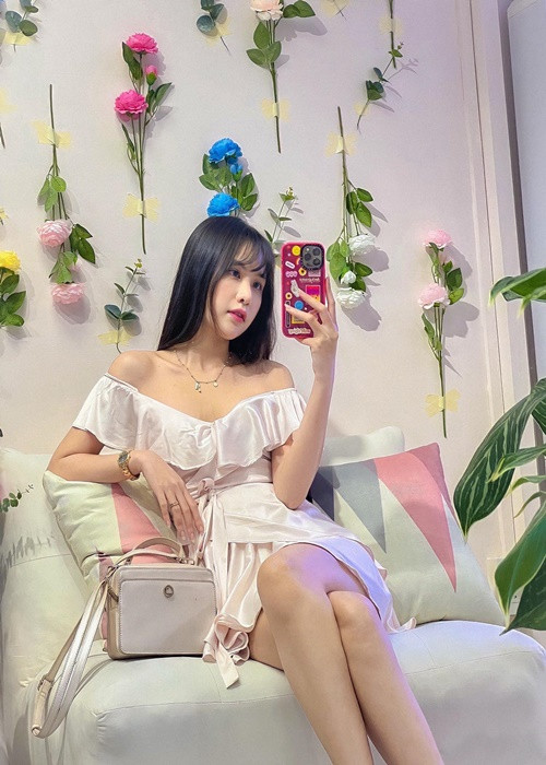 Ngoài thi hoa hậu, con gái nghệ sĩ Trần Nhượng còn đóng phim, ca hát.