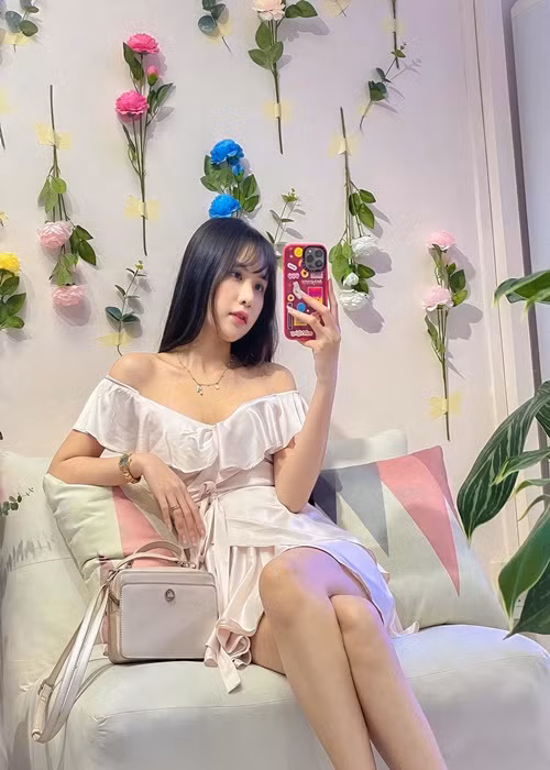 Ngoài thi hoa hậu, con gái nghệ sĩ Trần Nhượng còn đóng phim, ca hát.