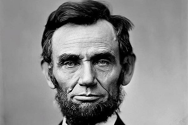 Rất khó để một người có thể đoán trước được những điều trong cuộc sống sẽ diễn ra như thế nào. Những người nổi tiếng sau đây đã dự đoán về cái chết của chính mình. 1. Abraham Lincoln: Đúng 103 năm trước khi Martin Luther King Jr. bị ám sát, Abraham Lincoln đã có một giấc mơ khiến ông “khó chịu một cách kỳ lạ”. Ông ấy nhìn thấy một catafalque - một loại khung gỗ làm giá đỡ cho một chiếc quan tài, ở phía Đông của Nhà Trắng, và một người lính đang đứng gác. Lincoln bước đến gần người đàn ông và hỏi, "Ai đã chết trong Nhà Trắng?" Người lính trả lời: “Tổng thống. Ông ấy đã bị ám sát”. Một tuần sau, Lincoln kể cho một người bạn về giấc mơ. Ba ngày sau đó, ông bị ám sát, và thi thể của ông sau đó được để trong Phòng phía Đông của Nhà Trắng.