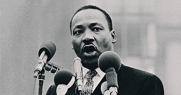 2. Martin Luther King: Tiến sĩ Martin Luther King đến Memphis, Tennessee vào ngày 3/4/1968, và có bài phát biểu nổi tiếng cuối cùng của mình, có tựa đề: “Tôi đã đến đỉnh núi”. Bài phát biểu giới thiệu những ưu tiên của King, chẳng hạn như quyền bình đẳng cho tất cả nhân loại và công bằng xã hội, nhưng những dòng cuối cùng của ông đã được chứng minh là có tính tiên tri. “Giống như bất kỳ ai”, King nói. “Tôi muốn sống lâu... Nhưng bây giờ tôi không quan tâm đến điều đó. Tôi chỉ muốn làm theo ý Chúa”. Ông tiếp tục nói: “Tôi đã nhìn thấy miền đất hứa. Tôi có thể không đến đó với bạn”. Lời nói của Martin Luther King đã đúng khi sáng hôm sau ngày 4/4/1968, ông bị ám sát ngay tại khách sạn. King đã ở trên ban công của khách sạn khi bị bắn. Ông bị trúng một viên đạn găm vào hàm phải, xuyên qua cổ, cắt đứt tủy sống và dừng lại ở xương bả vai.