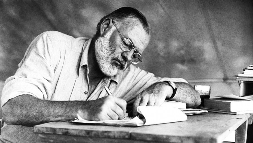 4. Ernest Hemingway: Lời nguyền của gia đình Hemingway là một điều có thật, và nó không bắt đầu với Ernest Hemingway, cũng không phải kết thúc với ông. Một sự thật đau lòng là việc tự sát đã cướp đi sinh mạng của ít nhất 4 thế hệ Hemingway, bao gồm cả cha của Ernest, Clarence. Năm 1928, Clarence bị bệnh tim, tiểu đường, mất mát của cải và thậm chí gần như phát điên. Ernest đã rất run khi biết Clarence tự bắn mình, ông viết: “Tôi rất quý ông ấy và cảm thấy như chết điếng về điều đó”. Nhưng Ernest Hemingway cũng viết: "Tôi có thể sẽ đi theo con đường tương tự”. Vào ngày 2/7/1961, vì sức khỏe kém và mất trí, Ernest đã ứng nghiệm lời tiên tri đó và đã tự sát. Vào cuối đời, Ernest Hemingway đã rất đau khổ về tâm trí và về thể xác. Trong suốt cuộc đời, ông đã mắc phải bệnh sốt rét, kiết lỵ, ung thư da, huyết áp cao và cholesterol cao, và những căn bệnh này đã gây ra hậu quả nghiêm trọng cho Ernest Hemingway. Ngoài ra, ông đã phải chịu 6 lần chấn động nghiêm trọng, về cơ bản không được điều trị khiến ông bị đau đầu, suy nhược tinh thần, ù tai và rất có thể bị chấn thương sọ não.