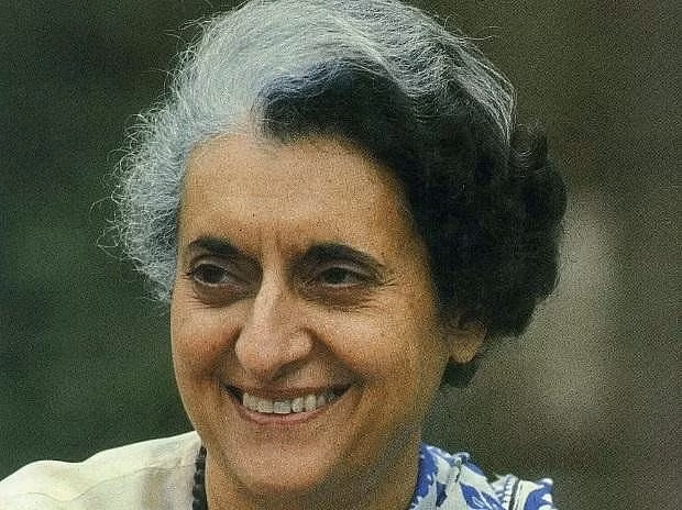 3. Indira Ghandi: Lãnh đạo một quốc gia chắc chắn có nghĩa là bạn tạo ra rất nhiều kẻ thù và cựu Thủ tướng Ấn Độ Indira Ghandi cũng không ngoại lệ. Năm 1984 là một thời kỳ đặc biệt khó khăn đối với Ghandi và cả đất nước nói chung vì trong mùa hè, bà đã ra lệnh cho quân đội tiến vào Ngôi đền Vàng ở Punjab, nơi đang bị chiếm đóng bởi các chiến binh chính trị Sikh. Sự kiện này được gọi là Chiến dịch Blue Star và dẫn đến rất nhiều người Sikh bị chết, cũng như khiến rất nhiều người ủng hộ họ tức giận. Vào ngày 30/10, Ghandi đã có một bài phát biểu tương tự như bài phát biểu của Martin Luther King, tức là cho biết số phận dành cho bà. Indira Ghandi nói: "Tôi ở đây hôm nay, tôi có thể không ở đây vào ngày mai" và "Tôi đã sống một cuộc đời dài và tôi tự hào rằng tôi đã dành cả cuộc đời mình để phục vụ nhân dân của mình”. Ngày hôm sau, Ghandi dự kiến sẽ được phỏng vấn cho một bộ phim tài liệu truyền hình và khi bà đi về phía các nhà làm phim - bao gồm người dẫn chương trình Peter Ustinov - hai vệ sĩ theo đạo Sikh của bà đã bắn chết bà để trả thù cho những người bị chết trong Chiến dịch Blue Star.