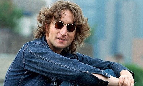 5. John Lennon: Vào mùa xuân năm 1980, John Lennon đang đi nghỉ mát cùng vợ Yoko Ono trên du thuyền của ông trong chuyến đi đến Bermuda. Vùng nước động mạnh đã làm rung chuyển con thuyền đến mức toàn bộ thủy thủ đoàn và những người khác ngoại trừ Lennon, bị say sóng đến mức không thể làm gì được. Chính Lennon là người đã lái con thuyền thoát khỏi cơn bão. Sự kiện này đã truyền cảm hứng cho bài hát "Borrowed Time" (thời gian vay mượn), được thu âm ngay sau đó. Chưa đầy 6 tháng sau, vào ngày 8/12/1980, Lennon bị một tay súng ám sát ngay trước căn hộ của ông ở New York. Trong số lời bài hát của "Borrowed Time" có những từ như, "Sống với thời gian vay mượn, không nghĩ cho ngày mai”. Lennon cũng đã ám chỉ về cái chết của mình trong nhiều cuộc phỏng vấn. Khi người quản lý của The Beatles bị bắn, Lennon nói: "Tôi là người tiếp theo, tôi biết điều đó”. Khi ban nhạc buộc phải tan rã vì căng thẳng, ông đã thốt lên: "Tôi không muốn chết ở tuổi 40”.