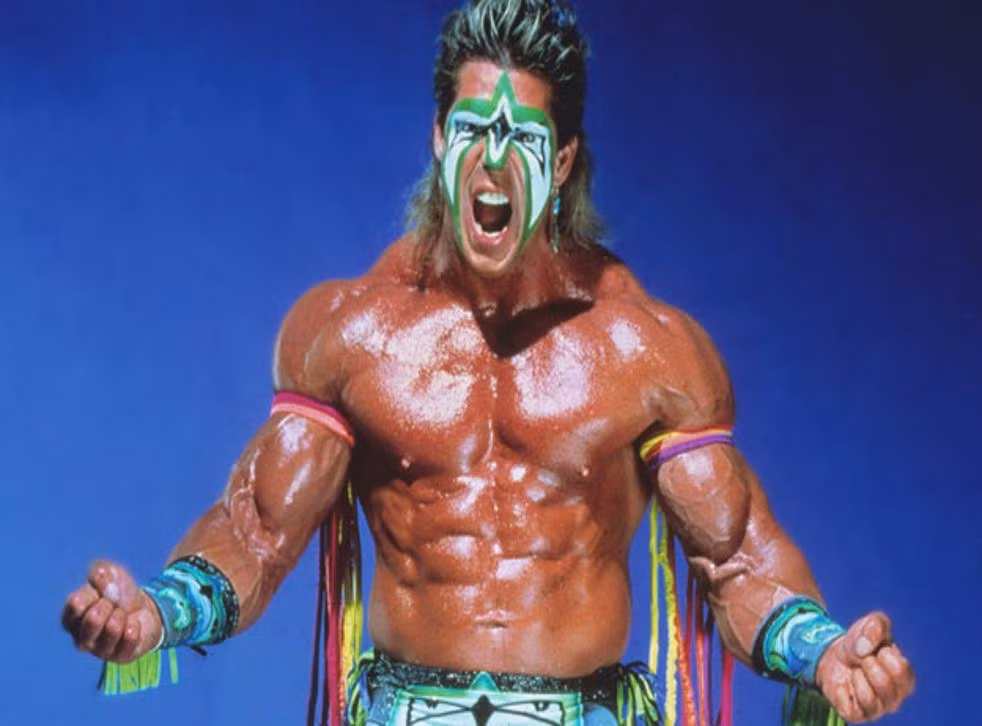 7. The Ultimate Warrior: The Ultimate Warrior là một huyền thoại đô vật của WWE, nhưng ông lại qua đời vào tuổi 54 ngày 08/04/2014, ông mất chỉ 3 ngày sau khi được đề cử vào đại sảnh danh vọng của WWE. Được biết, ông đã ôm lấy ngực và ngã gục ngay cạnh vợ, bên ngoài một khách sạn. Xe cấp cứu có mặt ngay tức thì đưa ông đến bệnh viện, nhưng các bác sĩ không thể làm gì hơn. Đáng chú ý, một ngày trước khi chết, đô vật huyền thoại có nói “Không có tài năng WWE nào tự mình trở thành huyền thoại. Có khi họ phải trả giá bằng nhịp đập cuối cùng, hơi thở cuối cùng”.