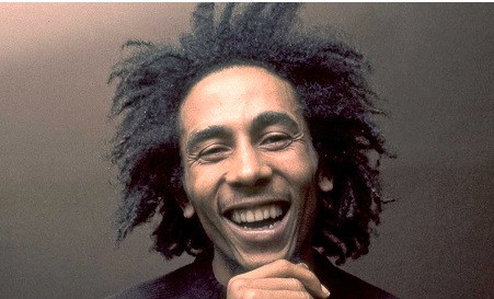 8. Bob Marley: Huyền thoại dòng nhạc Reggae, Bob Marley mang hai dòng máu với bố là người Anh chính gốc còn mẹ là dân bản địa Jamaica. Nói cách khác, Marley chính là sự kết hợp của da trắng và da màu. Cũng vì vậy mà ông trở thành nạn nhân của sự phân biệt về màu da ở quê nhà. Giữa một thế giới còn quá nhiều bất công và hỗn loạn, Bob Marley xuất hiện để mang đến tiếng nói cho sự bình đẳng. Ông cuồng loạn, ngạo nghễ. Bob Marley cùng với dòng nhạc Reggae cứ thế dần dần trở thành một huyền thoại. Cái chết của Bob Marley cũng có nhiều bí ẩn. Một ngày, những người bạn của ông kể rằng, Bob Marley đã nói rằng ông sẽ chết cùng tuổi với Chúa Giê-su, tức là 36 tuổi. Vào ngày 11/5/1981, 2 tháng sau khi bước sang tuổi 36, Marley qua đời vì ung thư não và phổi.
