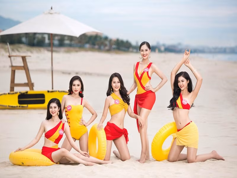 Nữ MC sinh năm 2000 chia sẻ, thành tích top 10 cùng danh hiệu Người đẹp Biển là kết quả cô rất tự hào bởi đây là lần đầu tiên cô tham gia một cuộc thi nhan sắc lớn mang tầm vóc quốc gia.