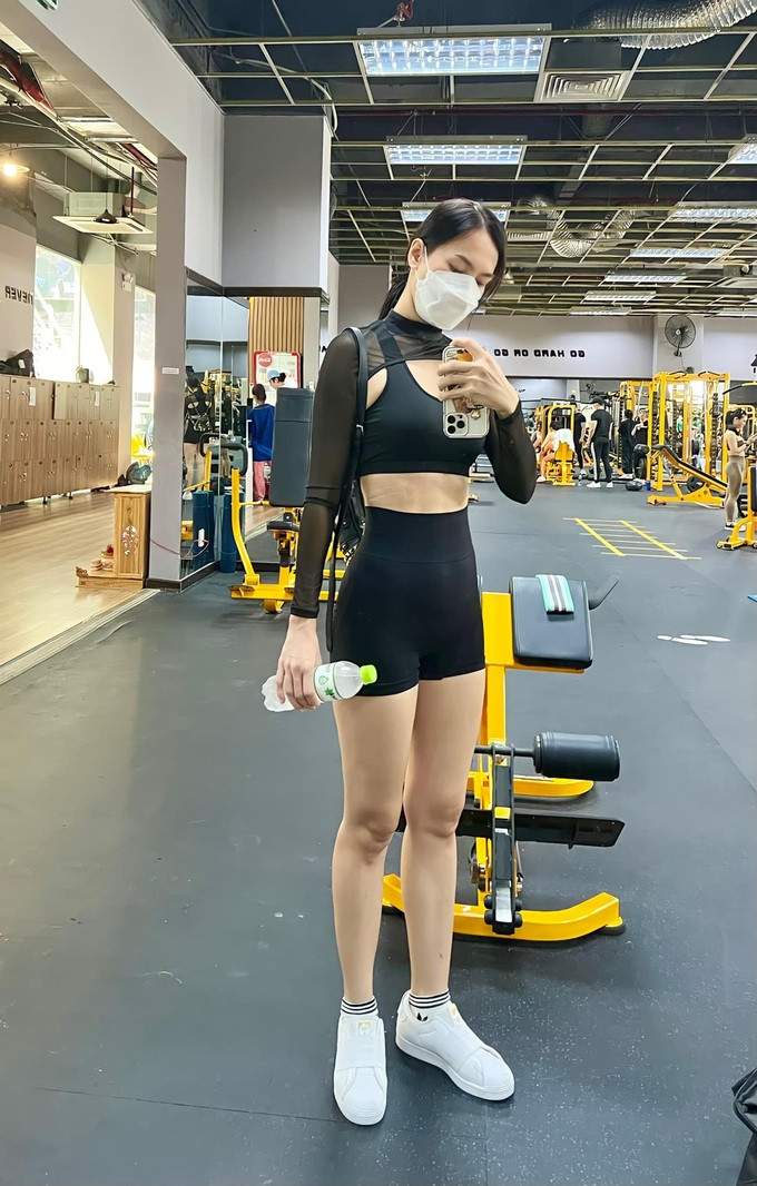 Anh Thư cho biết những buổi tập dù rất mệt, nhưng cô vẫn cố gắng từng ngày để "đuổi kịp đàn em". Nhờ tập luyện chăm chỉ, người đẹp luôn có thể lực, năng lượng tràn trề dù mỗi ngày làm việc 15 tiếng (Ảnh: Facebook nhân vật).