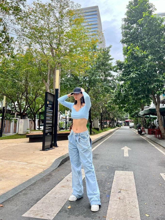 Anh Thư chia sẻ với Dân trí: "Có người nói tôi giờ sexy quá. Khi trở lại, tôi muốn mọi người thấy một hình ảnh mới và khác biệt với Anh Thư lúc trước, quyến rũ nhưng vẫn rất tinh tế và thời trang. Đây cũng là năng lượng tôi muốn truyền tải đến mọi người. Thời trang không có giới hạn về tuổi tác, đừng để bản thân bị bó buộc trong 4 chữ "phụ nữ trung niên". Dù bạn 40 tuổi hay bao nhiêu đi nữa, bạn vẫn có quyền làm đẹp" (Ảnh: Facebook nhân vật).