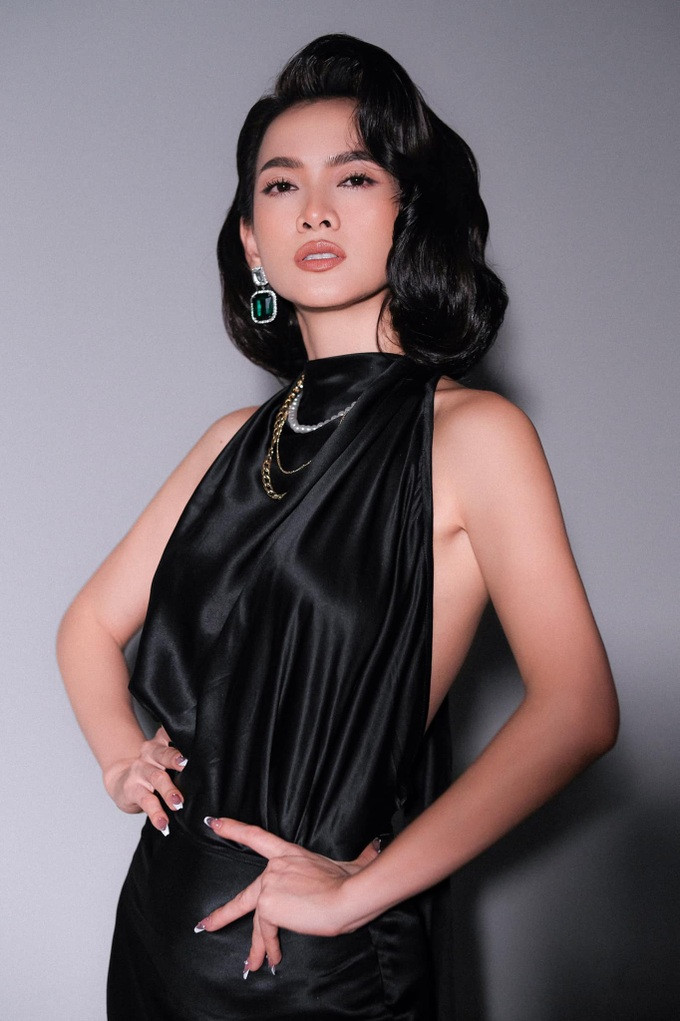 Siêu mẫu Anh Thư sinh năm 1982 tại TPHCM, từng là vedette của nhiều sàn diễn thời trang thập niên 2000. Ngoài ra, cô còn đóng một số phim như "Mười", "Những cô gái chân dài", "Tuyết nhiệt đới"... Những năm gần đây, Anh Thư tập trung kinh doanh và chăm sóc con cái. Năm 2021, cô trở lại màn ảnh rộng với bộ phim "Sám hối". Năm 2022, người đẹp làm huấn luyện viên cho chương trình truyền hình thực tế "The Face Vietnam", làm giám khảo Miss Grand Vietnam. Cô cũng gây chú ý khi tham gia "Mười: Lời nguyền trở lại", ra rạp cuối tháng 9 (Ảnh: Facebook nhân vật).